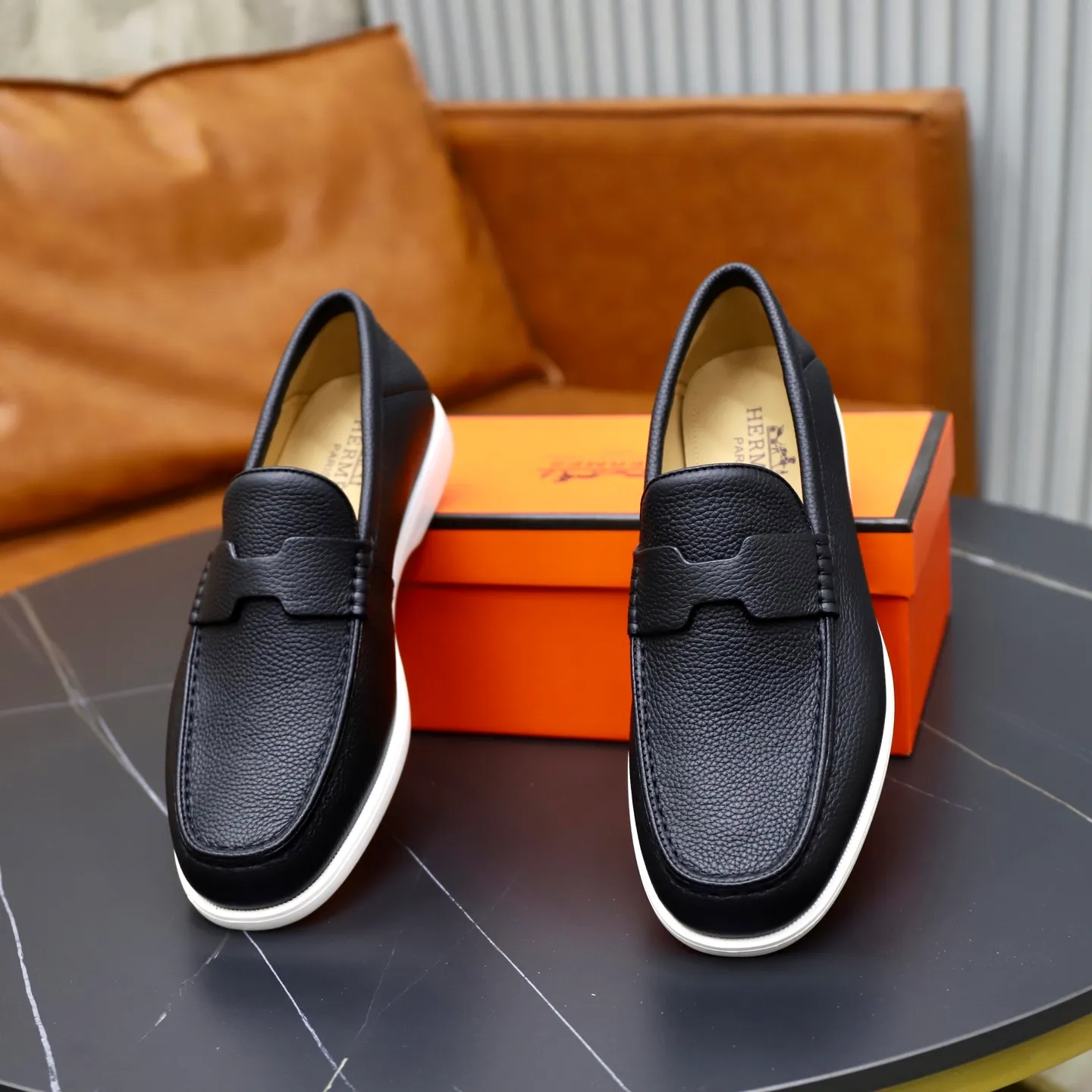 Ex-factory price: 560💰Hermès/Hermès slip-on men's shoes. This shoe is made of imported pebbled cowhide. It has simple and smooth lines and is combined with aerodynamically designed 3CM rubber foam ultra-light soles! Youthful and fashionable, classic H-shaped hardware buckle decoration, calf lining gently wraps the feet, with logo cowhide feet, casual and urban style, highlighting youthful vitality, sports and leisure version, super versatile, code number: 38-39-40-41-42-43-44 standard leather shoe size (45 can be customized but does not support returns)